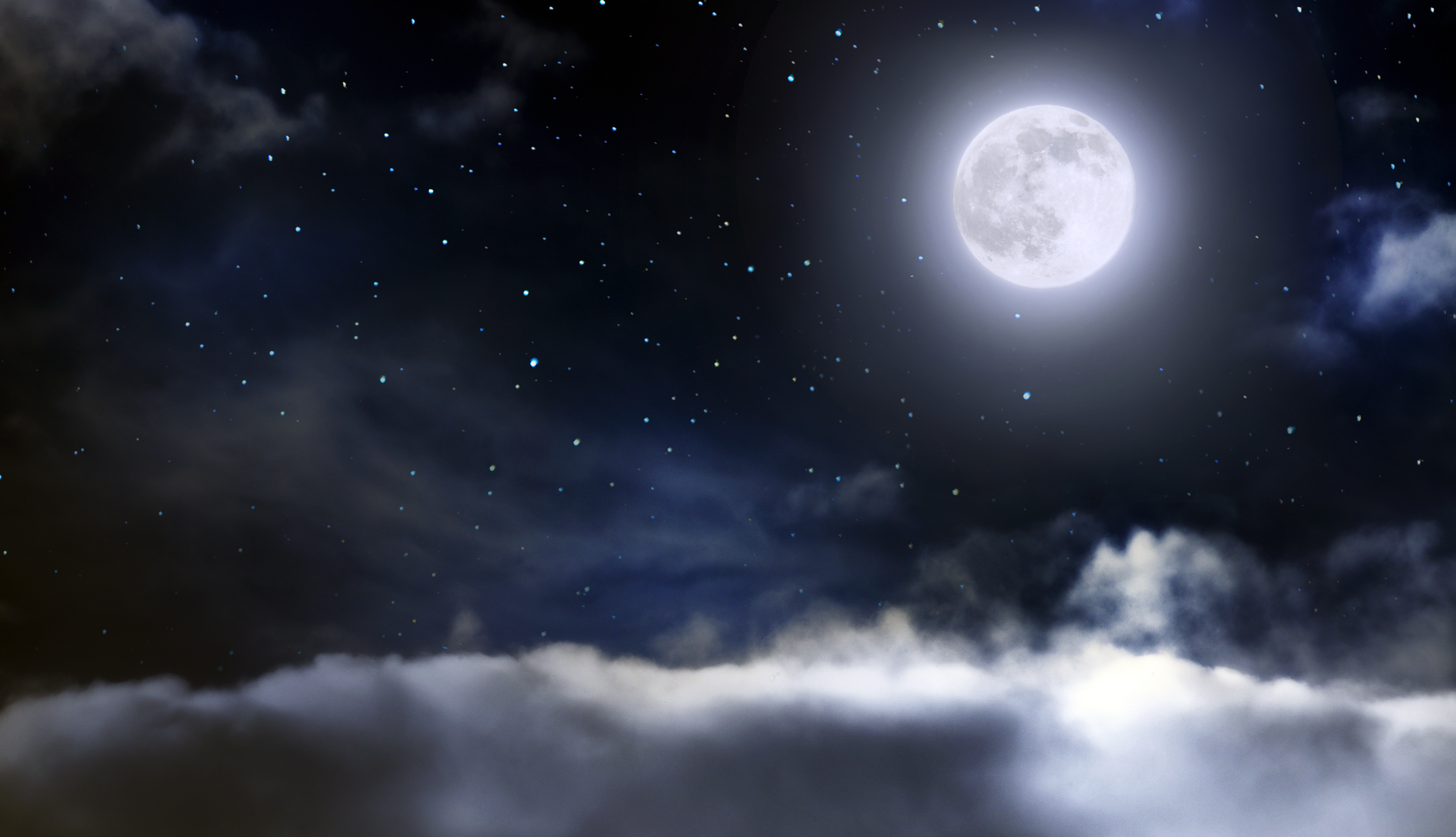 Luna llena, nubes y estrellas