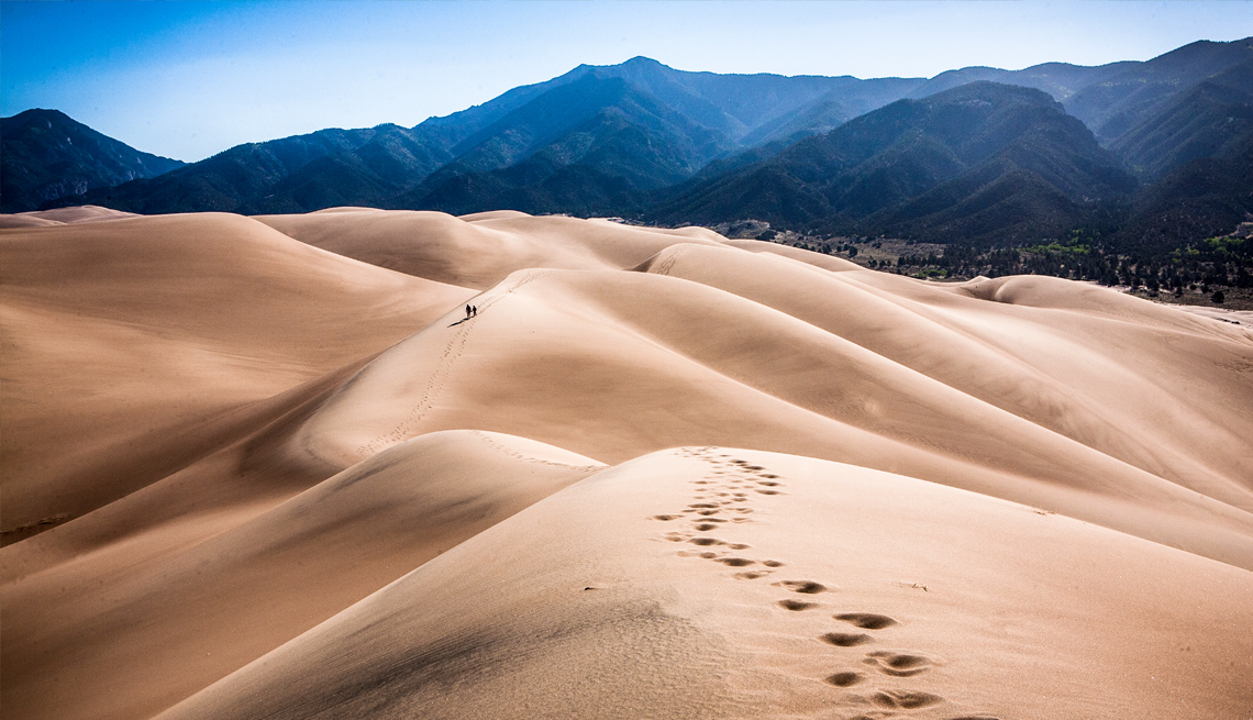 Huellas en dunas de arena hechas por excursionistas 