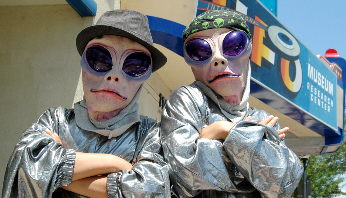 Dos personas vestidas de extraterrestres
