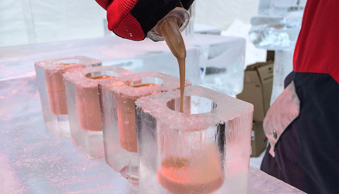 Quebec cobra vida en invierno - Bebida servida en un vasos de hielo