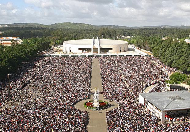 Emblemas del Santuario de Nuestra Señora del Rosario de Fátima - Gente congregada en Fátima, Portugal.