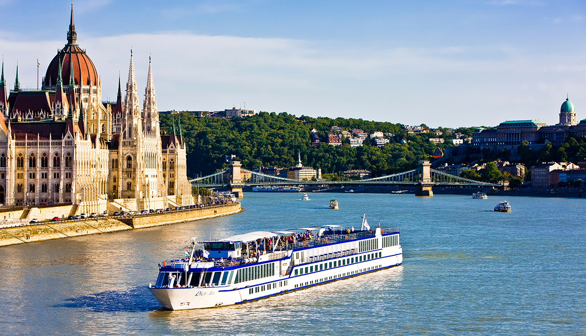 Crucero que pasa por el Parlamento en el Río Danubio, Budapest.