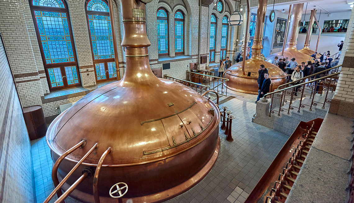 The Heineken Experience, ubicada en Amsterdam, es una cervecería histórica y centro de visitantes corporativos.