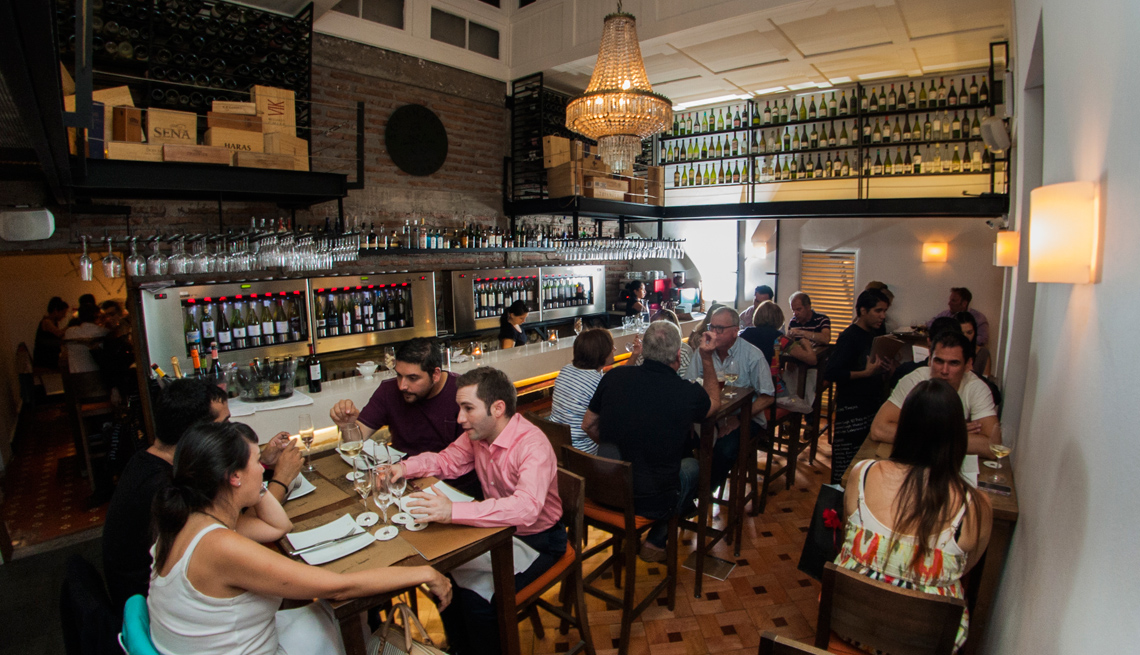 Personas cenan en el restaurante Bocanáriz en el bohemio barrio de Lastarria en Santiago de Chile.