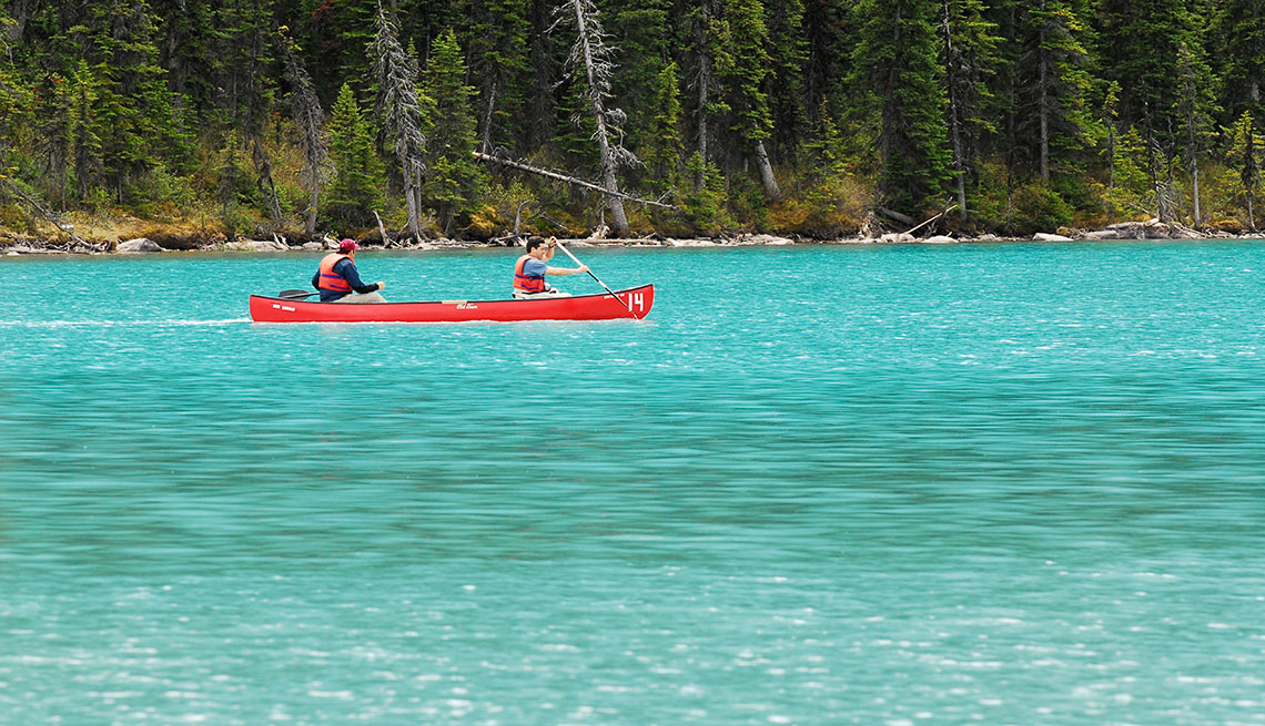 Canotaje en el lago Louise en el Parque Nacional Banff, Alberta, Canadá