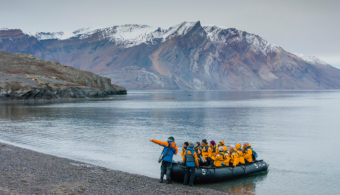 Grupo de turistas en un bote en el Northeast Greenland National Park, en Groenlandia