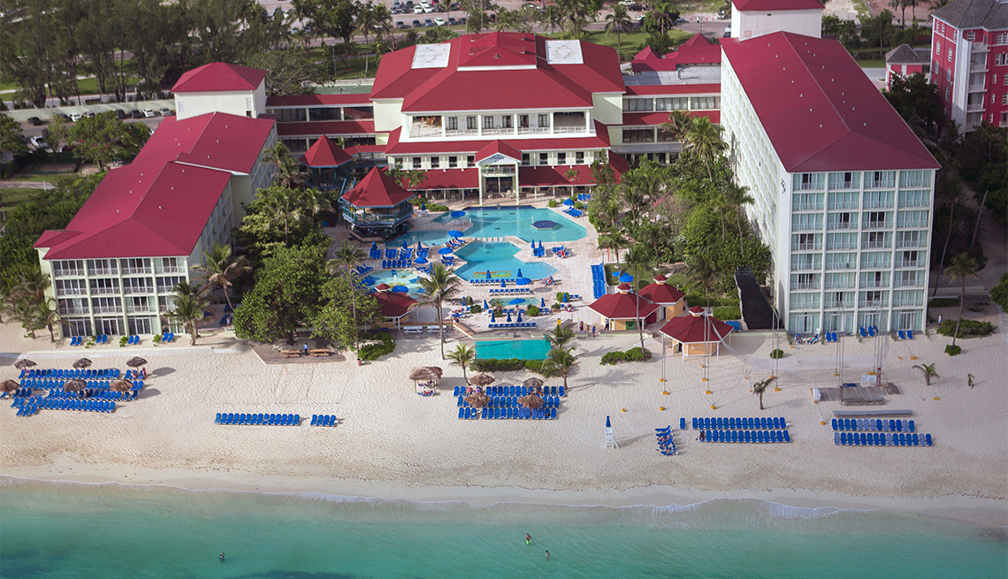 Perspectiva aérea del complejo hotelero Breezes Resort en Nassau