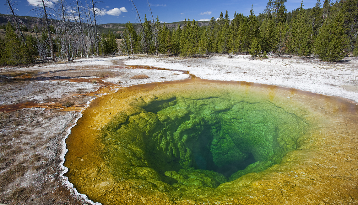 Formaciones rocosas y colorida piscina en Morning Glory Hole en el Parque Nacional de Yellowstone