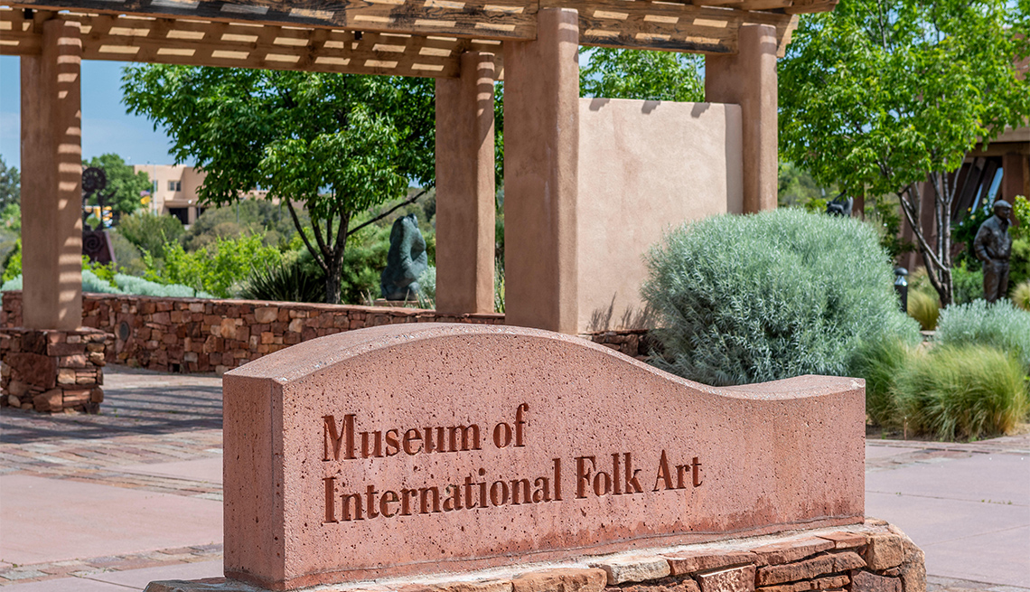 letrero en piedra que anuncia el Museo de Arte Folk Internacional de Santa Fe