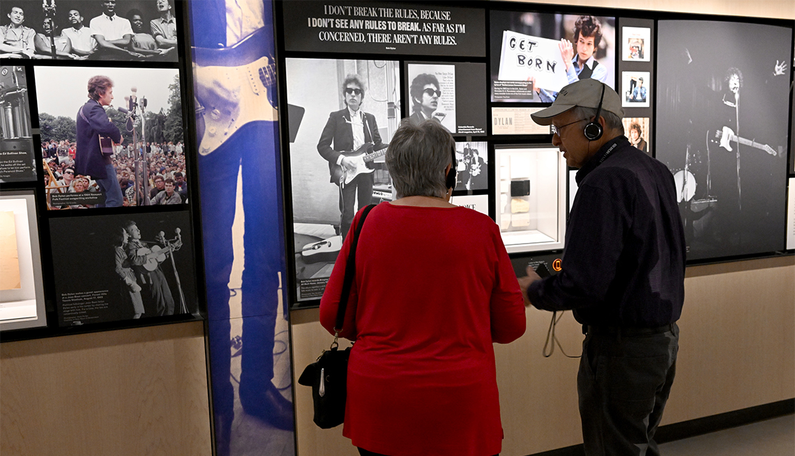 Visitantes recorren las exhibiciones en The Bob Dylan Center