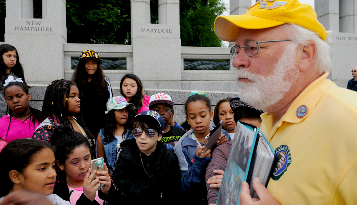 Hombre enseñando un programa educativo para niños en edad escolar en el memorial de la Segunda Guerra Mundial en Washington DC