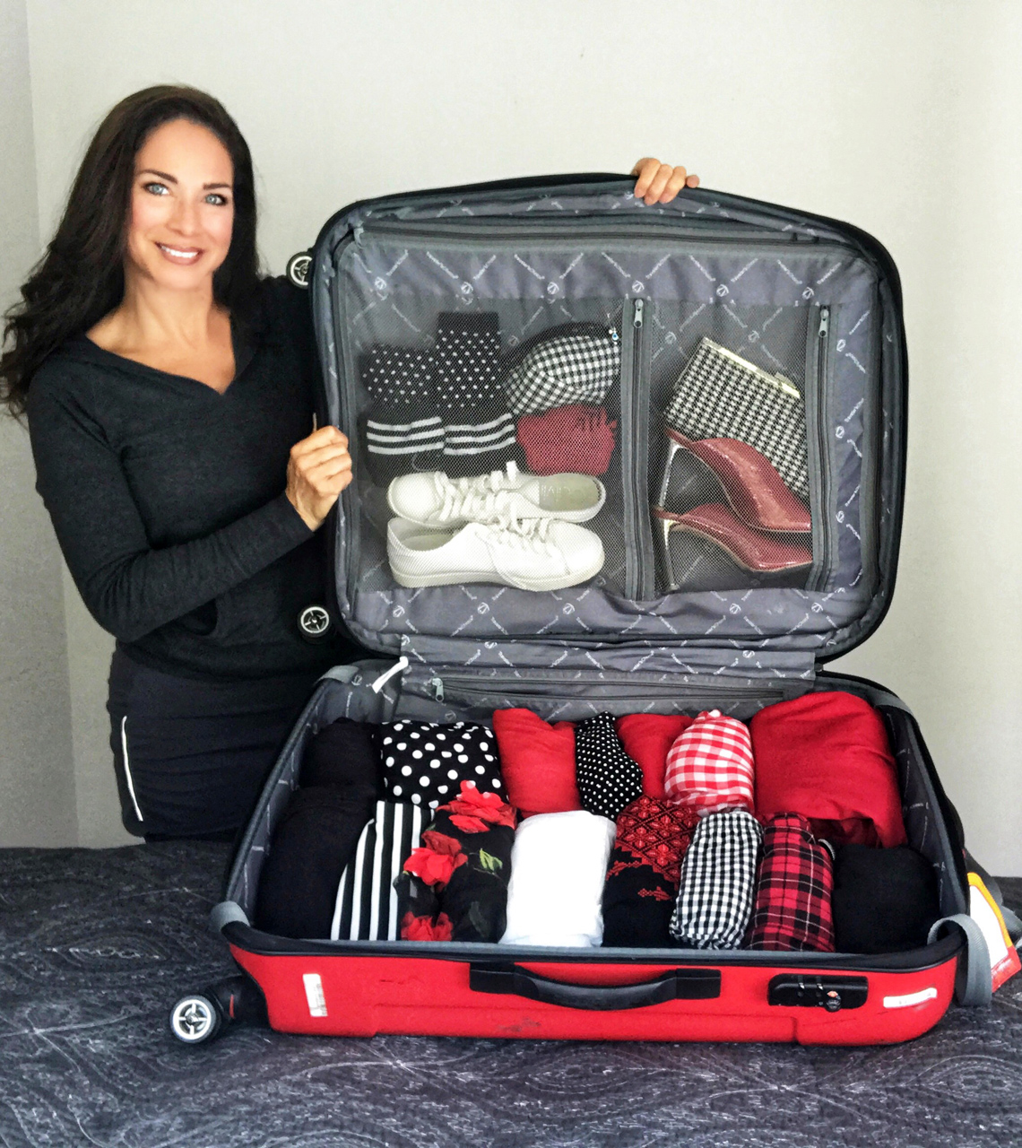 Carmen Dominicci muestra cómo quedó empacada su maleta de viaje.