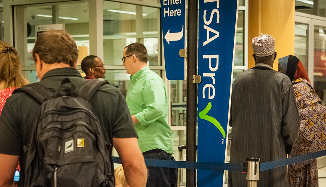 Personas hacen fila en la línea TSA PreCheck en el Aeropuerto Internacional Hartsfield Jackson de Atlanta