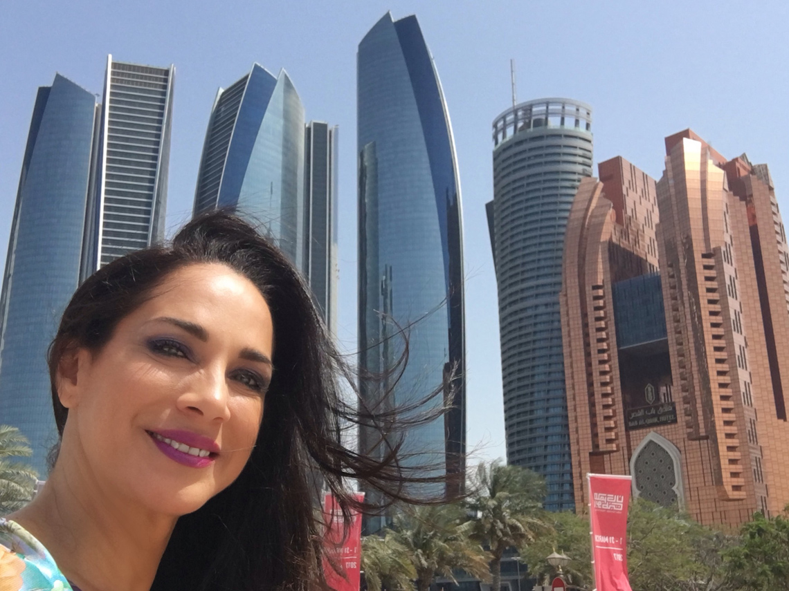 Carmen Dominicci en Abu Dabi, capital de los Emiratos Árabes Unidos