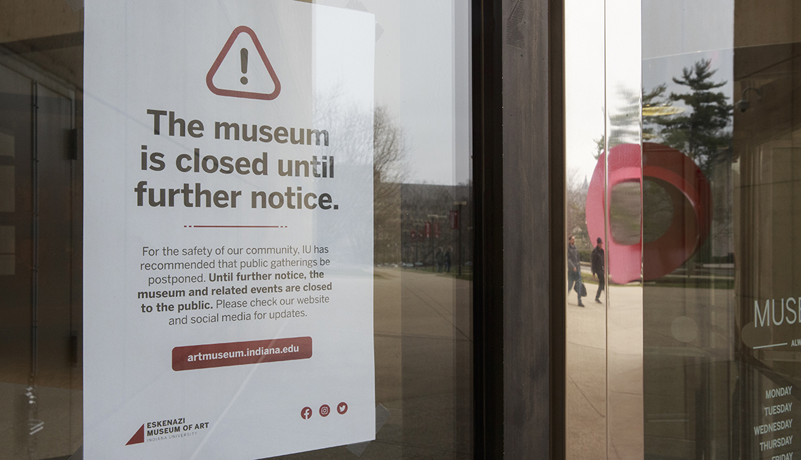 Un letrero dice en inglés que el museo está cerrado hasta nuevo aviso