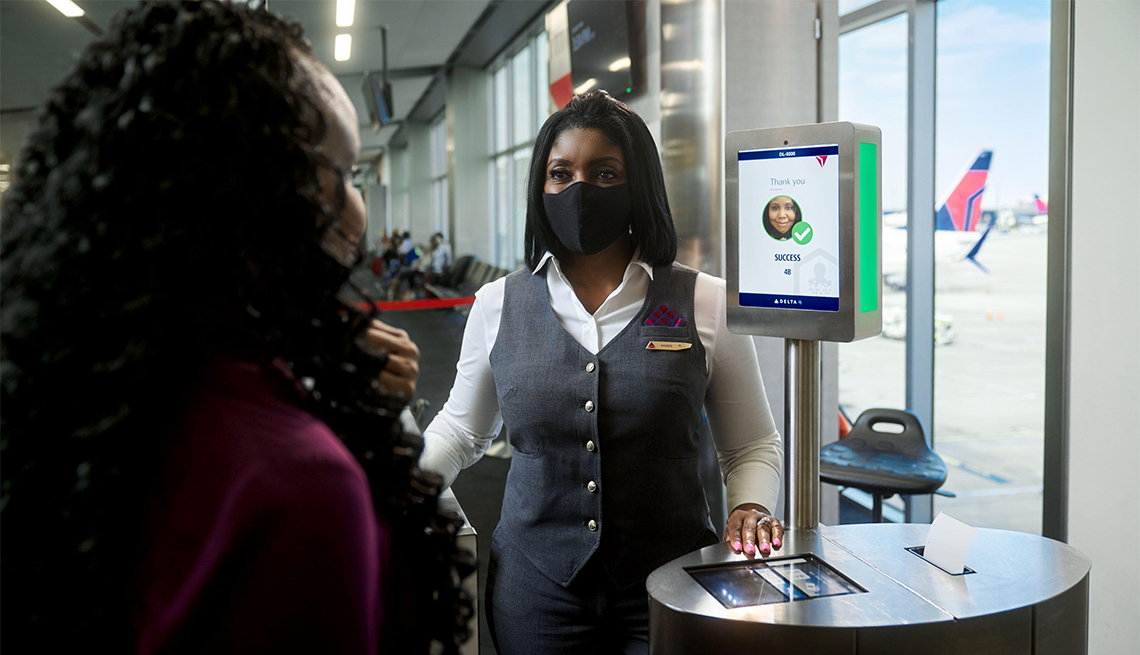 Mujer usa la tecnología de reconocimiento facial Delta en el aeropuerto