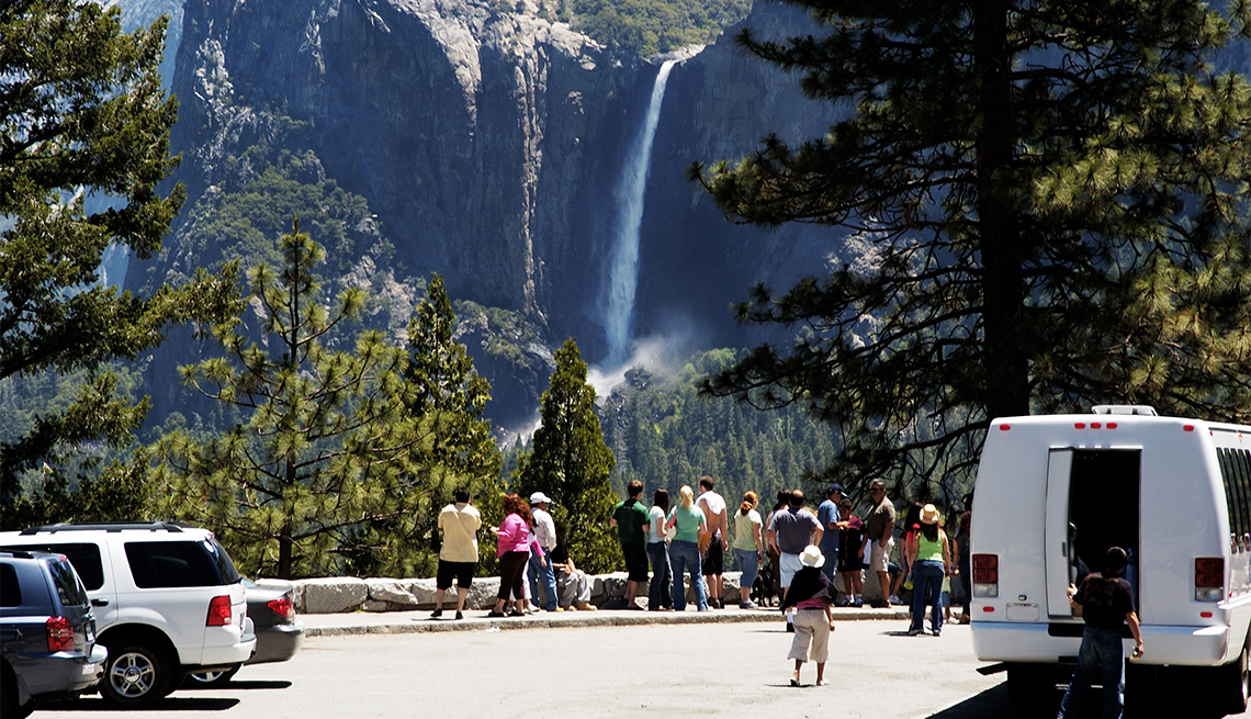 Tourists at the tunnel view overlook in Yosemite National Park