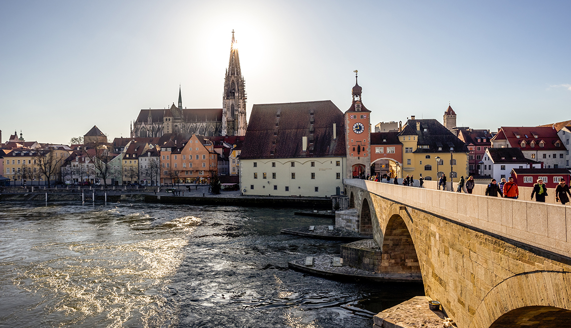 Puente sobre el río Danubio en Regensburg Alemania