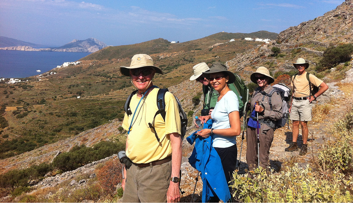 Grupo de personas camina en las montañas de Grecia