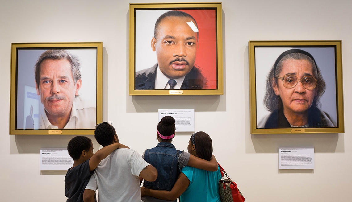Grupo de personas ve una exhibición en el National Center for Civil and Human Rights en Atlanta.