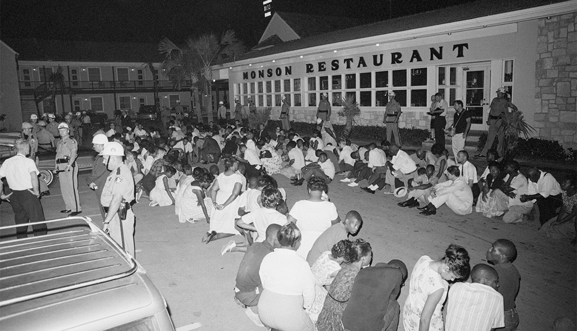 Manifestantes rezan durante una protesta por los derechos civiles en el estacionamiento del Monson Motor Lodge 
