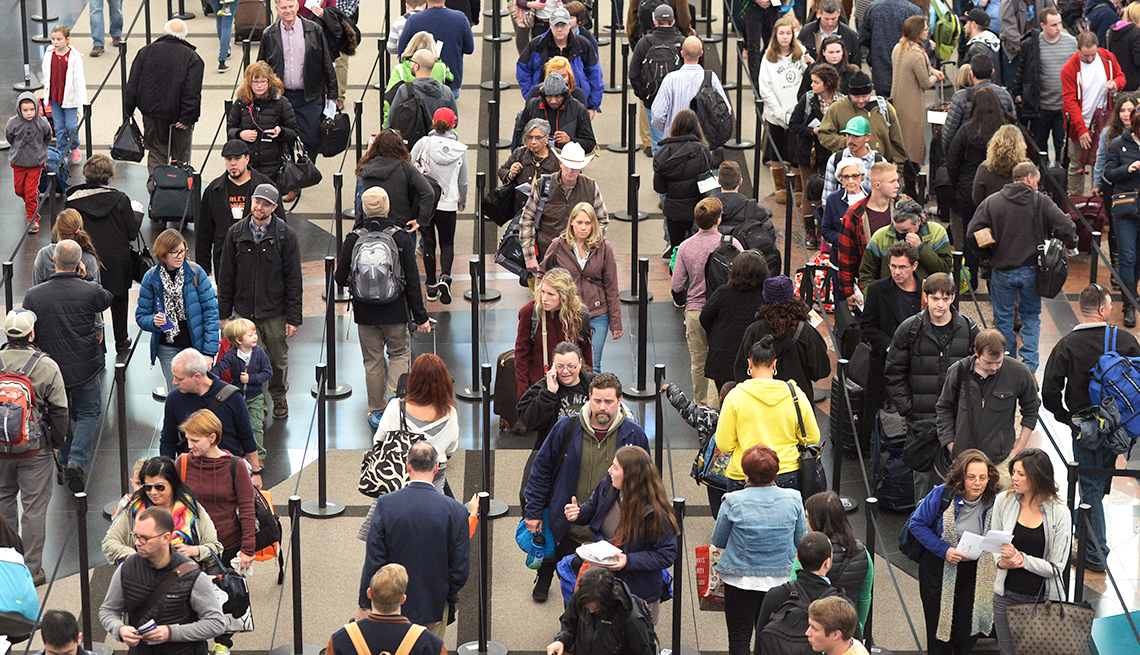 Qué es el PreCheck de la TSA en los aeropuertos - Personas caminando en un aeropuerto