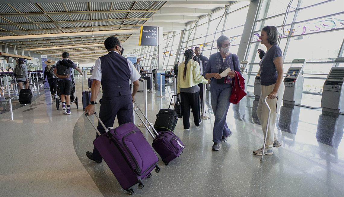 Pasajeros se registran para sus vuelos en el Aeropuerto Internacional de San Diego