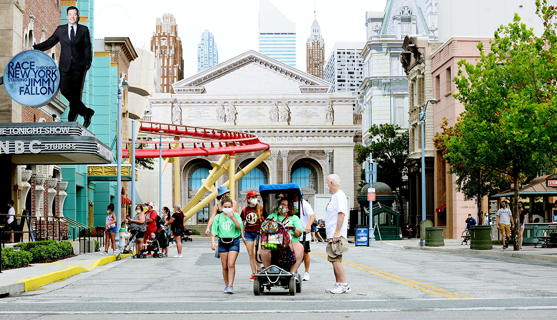Turistas asisten al parque temático de Universal Studios el primer día de reapertura, durante la pandemia de coronavirus