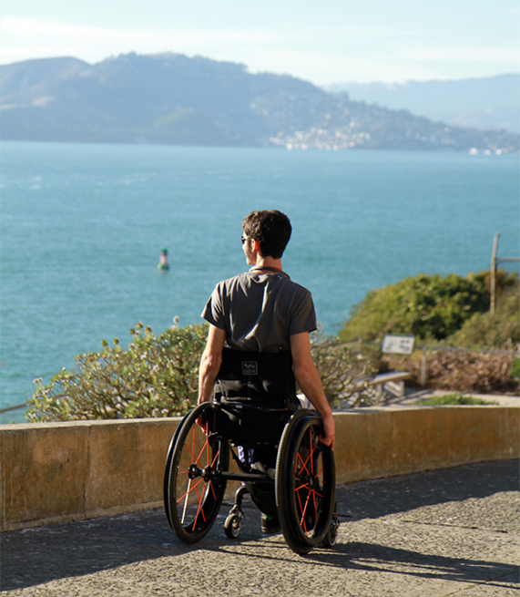 Viajero en silla de ruedas explora Alcatraz