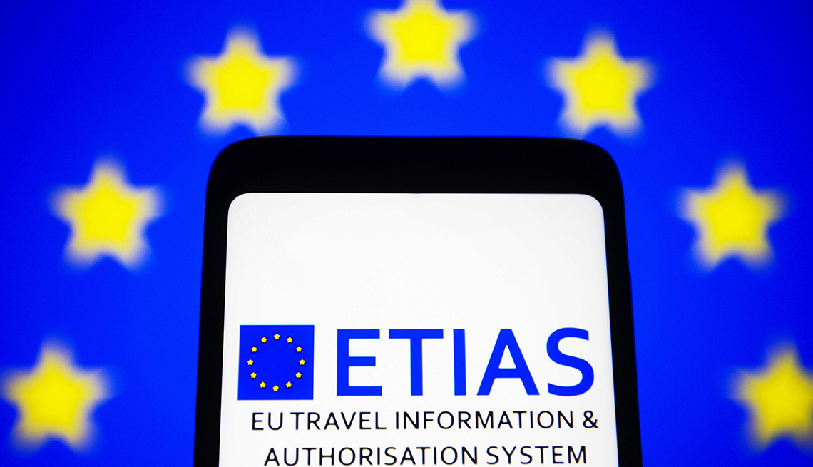Aplicación del Sistema Europeo de Información y Autorización de Viajes de la Unión Europea mostrada en un teléfono inteligente