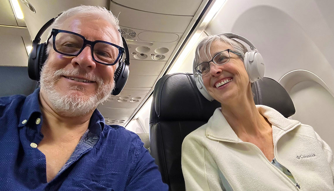 Eric Burch y su esposa Patricia Strauss viajan juntos en avión
