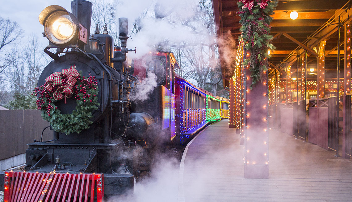 item 2 of Gallery image - Tren Steam de la ciudad de Silver Dollar decorado para la temporada navideña
