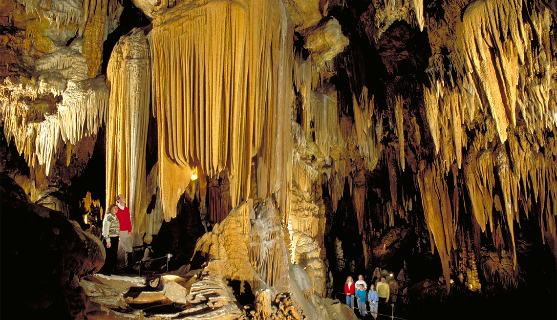 Turistas admiran las estalactitas de Luray Caverns