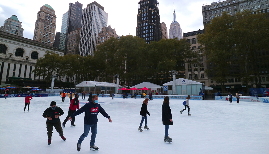 Personas patinan en hielo en Bryant Park 