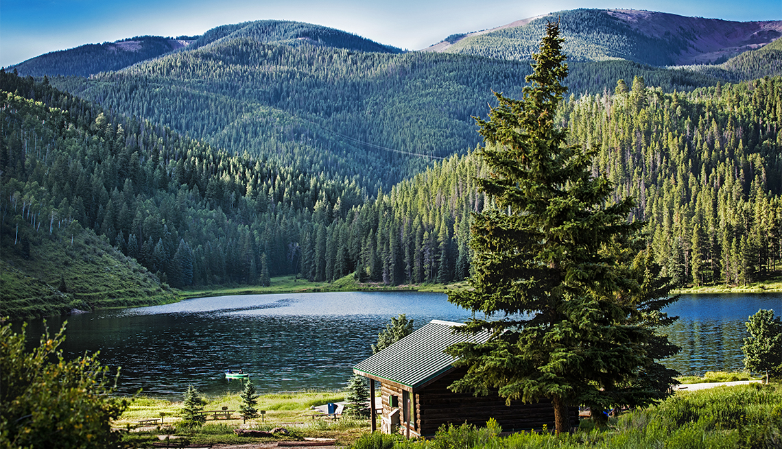 Imagen de una cabaña junto a un lago