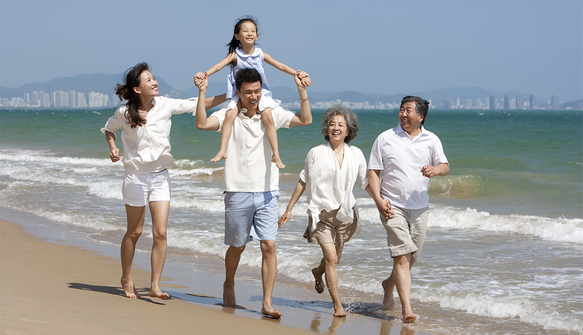 Familia camina por la playa