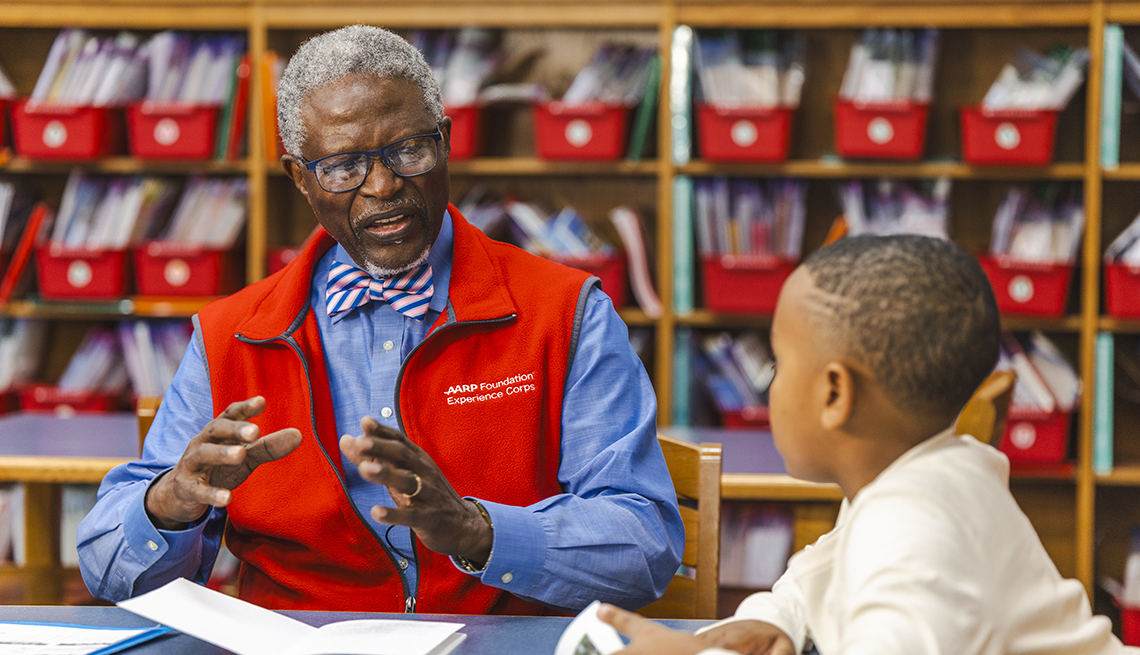 Become an Experience Corps volunteer