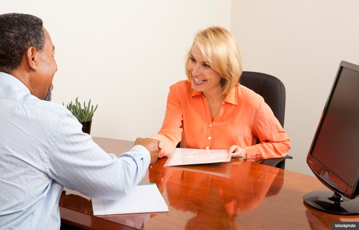 Tener una reunión con un servicio de redacción de hojas de vida puede ayudarle a evitar estafas.
