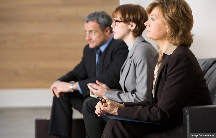 Gente esperando a una entrevista de trabajo, consejos para evitar errores de búsqueda de empleo
