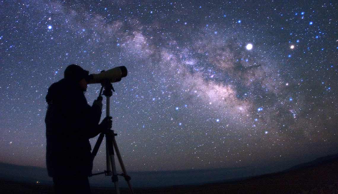 Trabajos con poco estrés, pero bien pagados como un astrónomo mirando las estrellas