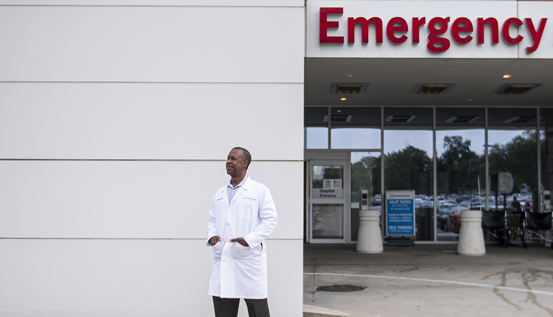 Doctor Carl Allamby frente a un centro de urgencias