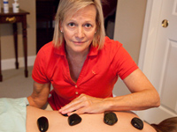Mujer con unas piedras para hacer masajes
