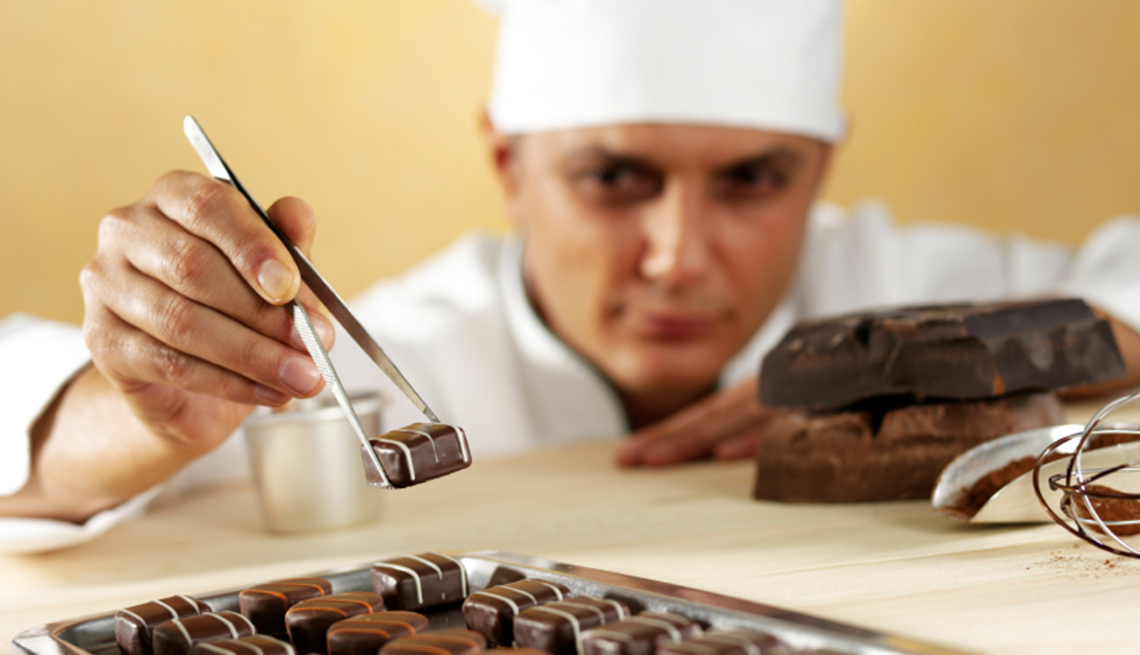 Chef preparando un dulce de chocolate