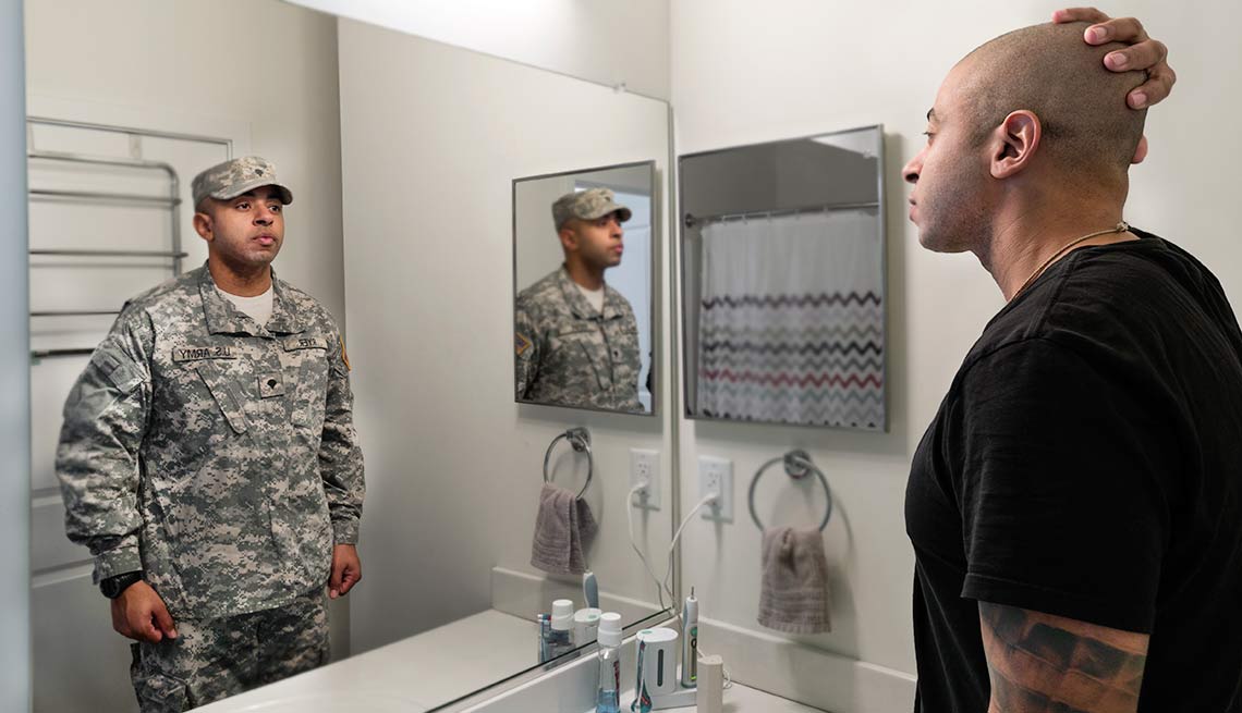 Foto montaje de un hombre el espejo con uniforme militar y al otro lado de civil - Del servicio militar al mercado laboral 