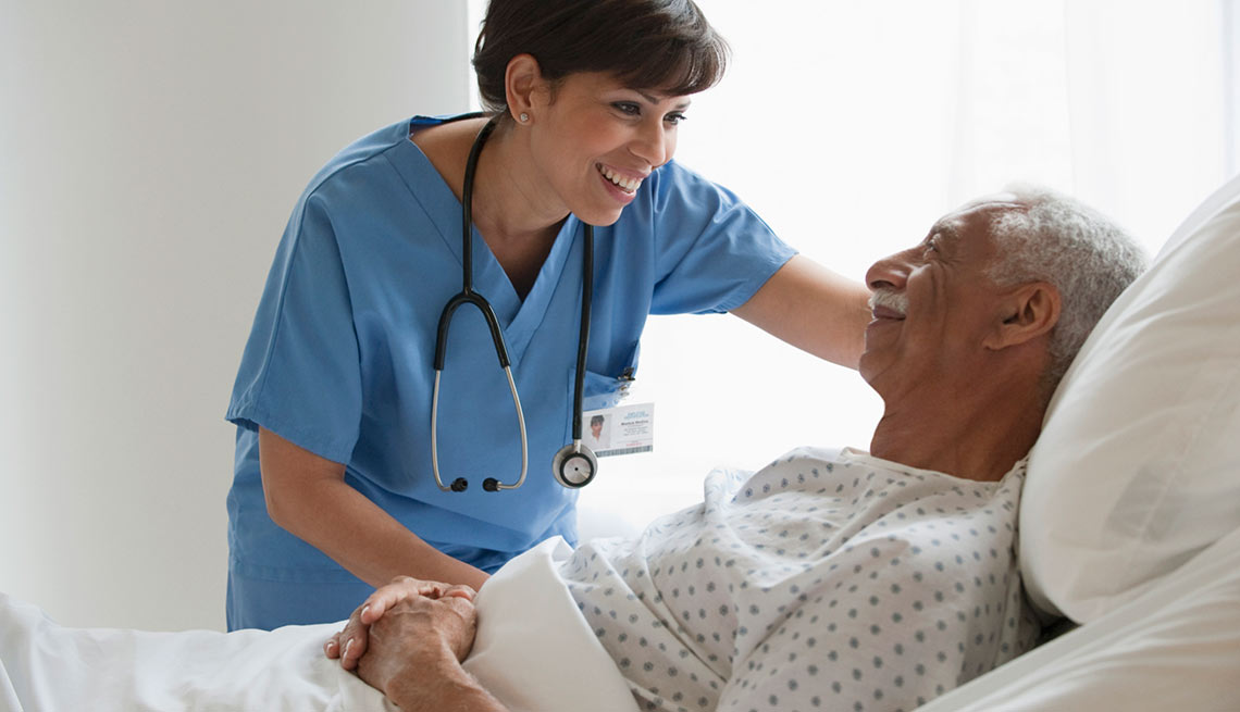 Enfermera con un paciente mayor, crecimiento de empleos