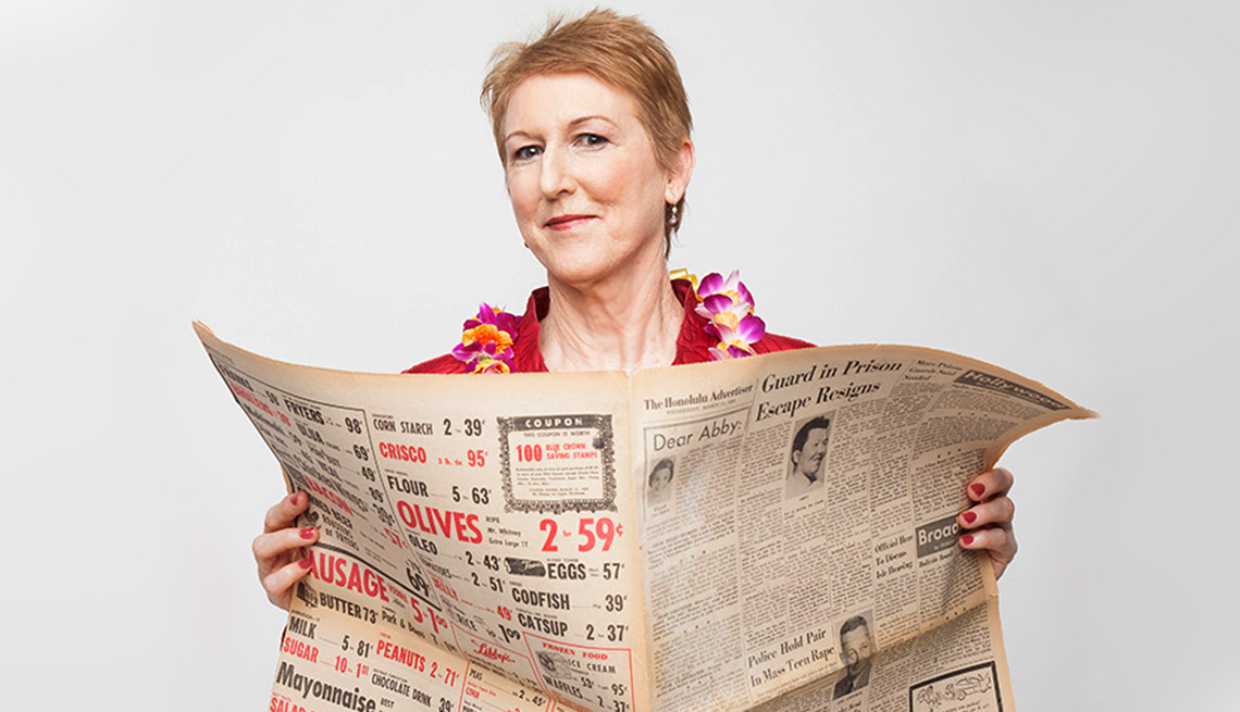 Foto de Jennifer Bustard sosteniendo un periódico - Cambio de carrera, cambio de ciudad