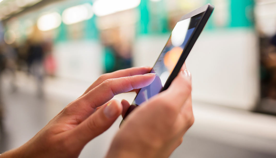 Hablemos de tecnología - Persona sostiene un teléfono móvil en la mano