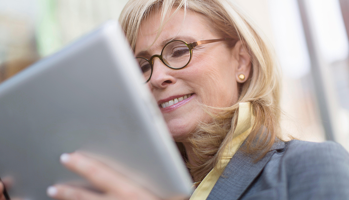Mujer mirando una tableta para ver herramientas tecnológicas que te hacen más productivo