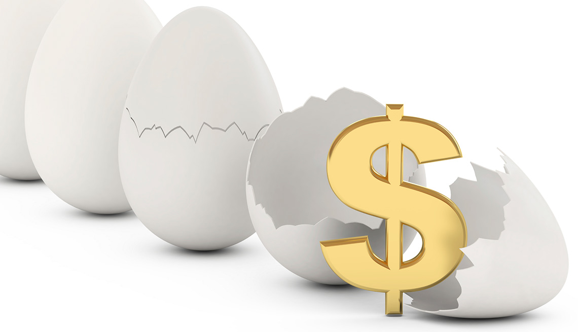 Ilustración de huevos partidos y un signo de dólares - Seguro Social ayuda a los cónyuges 