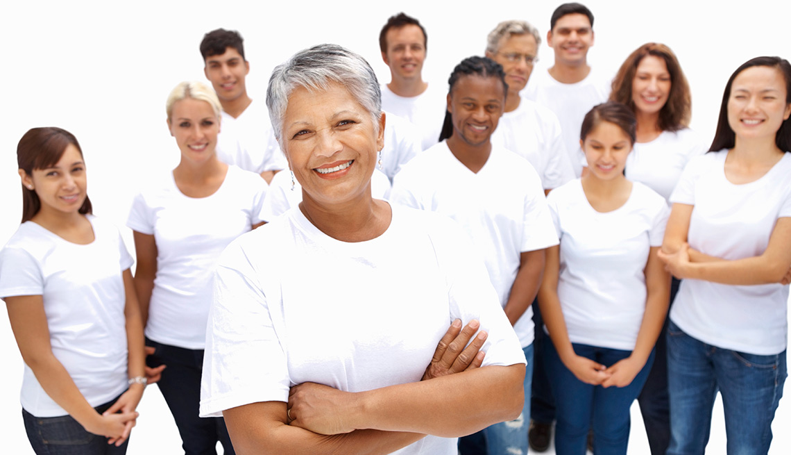 Mujeres de varias edades con camiseta blanca y pantalón azul - Seguro Social ayuda a los cónyuges